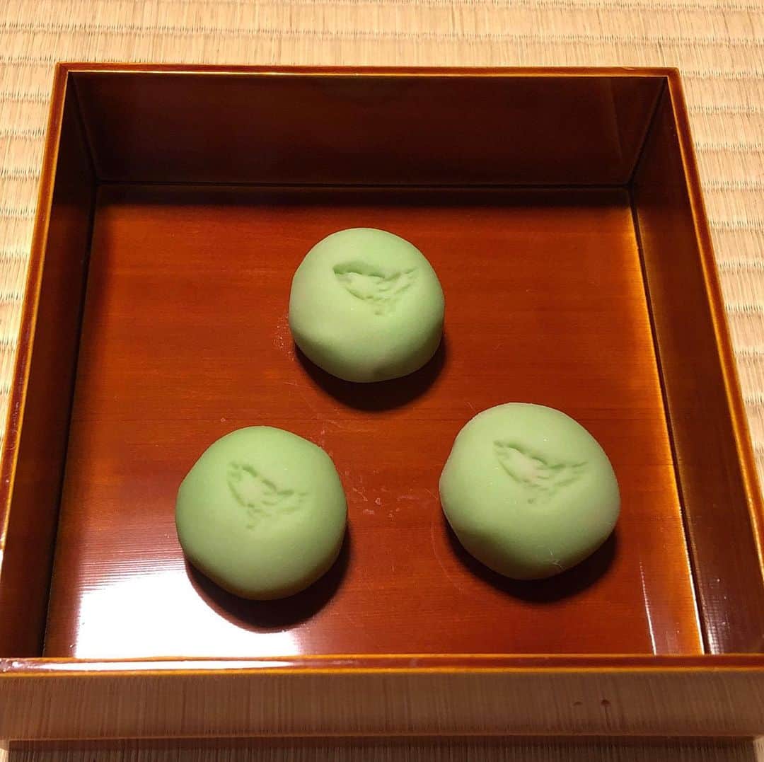 南早苗のインスタグラム：「今日のお菓子は春告鳥🌸 たえパイセンのお手本があったから、難しいお点前もなんとかできました⭕️ お稽古で贅沢にも一保堂さんの「青雲」をいただき✨ これはカテキンパワーに期待だわ💓  #茶道　#裏千家　#teaceremony  #抹茶　#matcha #一保堂　#青雲　#和菓子　#吉はし　#春告鳥  #ゆめしばい　#しめしばい　#とみお　#笑」