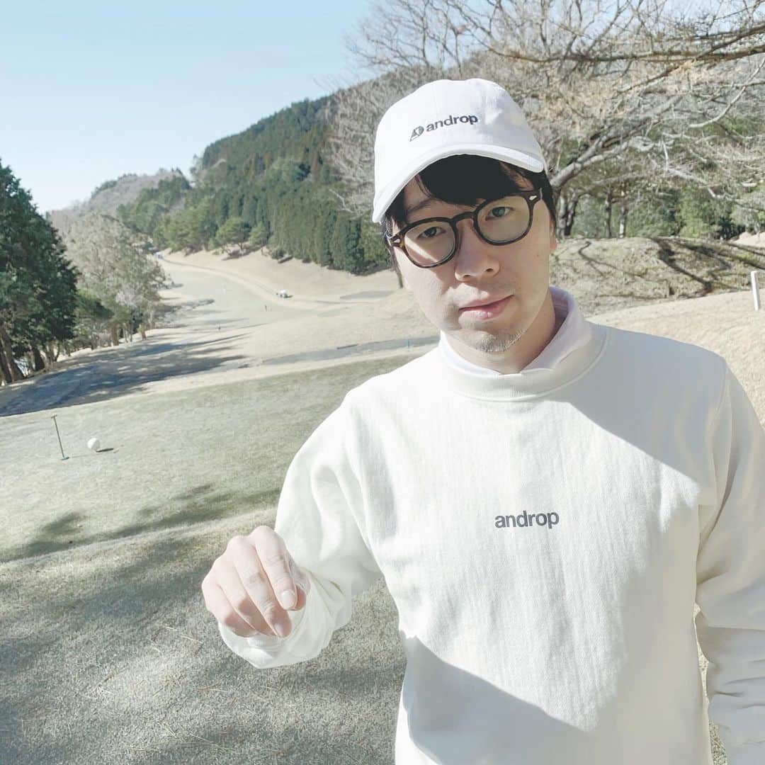 前田恭介のインスタグラム：「たぶんなんですけど、⛳️を続けると🎸が上手くなるような気がしています。ちなみにこの日のスコアは悲惨なものでしたが、めげずに頑張ります🏌️‍♂️ #androp」