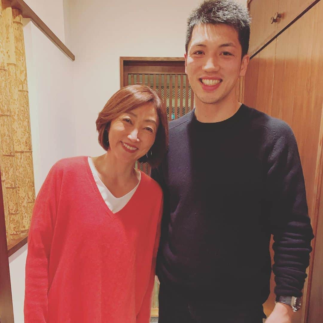 田中ウルヴェ京さんのインスタグラム写真 - (田中ウルヴェ京Instagram)「ちょいと前。 いつも色々やりとりさせて頂くボクシング五輪金メダリストでプロボクシング世界王者の村田諒太さん。 とっっっても美味しい天ぷら屋さんだったんですけど。。。😁 あんなに真面目な話を長時間しながら天ぷら食べたことない。🤣 メンタルについて、モチベーション理論について、競技引退研究について、システムデザインマネジメントについて、承認欲求について、、、めちゃめちゃ楽しかったです。 息子と母のような年齢差ですが。 学ぶこと多くいつも嬉しい楽しいご縁です。☺️ ま。諒太さん、ソウル五輪は生まれてた。よかった。 It’s always great seeing Ryota Murata, a boxing Olympic gold medalist and a world champion in professional boxing.  #mental #motivation #systemdesign #athleticcareer #careertransition #boxing #ryotamurata #goldmedalist #worldchampion  #メンタル #村田諒太 #アスリートキャリア #モチベーション #キャリアトランジション #システムデザインマネジメント #慶應sdm」2月25日 19時28分 - miyako.tanaka.oulevey