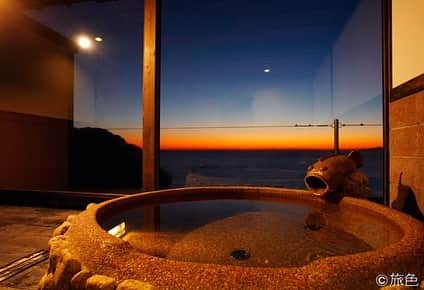 旅色さんのインスタグラム写真 - (旅色Instagram)「【海のほてる いさば】﻿ ﻿ #駿河湾 の美しい情景に心惹かれる #オーシャンビューの宿🌅﻿ ﻿ 御浜岬の高台に佇み、雄大な駿河湾を眼下に望む｢海のほてる いさば｣。悠々とそびえる富士山と、夕陽を受けて茜色に輝く海の眺めが、ロマンあふれる旅の時間を演出😌✨﻿ ﻿ 2015年7月全室リニューアルオープンの「藍の詩」は、最上階の窓から海に浮かぶような感覚で駿河湾が見渡せる。4つの絶景貸切露天風呂や屋上の大浴場でも、海を望む湯浴みが叶う宿🌅﻿ ﻿ https://tabiiro.jp/yado/s/100141-numazu-isaba/﻿ ﻿ ＊＊＊＊＊＊＊＊＊＊＊＊＊＊＊＊＊＊﻿ ﻿ 📍静岡県沼津市戸田美浜海岸3878-20﻿ ﻿ 🚃伊豆箱根鉄道 修善寺駅から東海バスで約50分 ﻿ ﻿🚗東名高速自動車道 沼津ICから約70分﻿ ﻿ ＊＊＊＊＊＊＊＊＊＊＊＊＊＊＊＊＊＊﻿ ﻿ 📣【旅色】では全国の厳選宿を紹介しています。﻿ ぜひ『旅色　厳選宿』と、検索してみて下さい📱﻿ ﻿ →→ @tabiiro ﻿ ﻿ #和洋室　#岩盤浴　#オーシャンビュー　#オープンテラス　#会席料理　#貸切露天風呂　#駿河湾　#富士山　#大浴場　#伊勢海老　#アワビ　#マイナスイオン　#広縁付き#大海原　#戸田温泉　#高足ガニ　#蔵造り風　#専用露天風展望風呂　#DVDプレーヤー　#屋上展望露天風呂　#漁師小屋風　#遠赤外線　#エビ（海老・えび）」2月25日 19時34分 - tabiiro