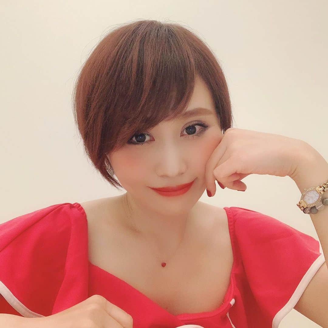 のインスタグラム：「2020年3月LIVE情報🎤  おむすびJAZZ赤坂店&恵比寿JAN KEN PON初出演です😊 ・ 2020/3/5(木) 銀座バーブラ https://ginza-barbra.com Charge ¥3,500 ・ 2020/3/6金)20:00〜21:30〜22:50〜 新横浜チャーリーズBAR http://www.lentracte.jp/jazz_bar/ Charge ¥2,500 ・ 2020/3/12(木)19:00〜 おむすびJAZZ赤坂 http://meroom.com/jazz.html Charge ¥3,000 ・ 2020/3/20(金) 恵比寿JAN KEN PON http://ebisu-jankenpon.com ・ 2020/3/27(金)19:00〜 おむすびJAZZ赤坂 http://meroom.com/jazz.html Charge ¥3,000 ・ ※おむすびJAZZ赤坂のライブ時間は営業時間内に20分程のステージを３～5回程随時お届けいたします。 ・ #JAZZ #BAR #新横浜 #ラントラクト #チャーリーズバー #おむすびjazz赤坂 #銀座バーブラ #恵比寿jankenpon #シンガー #シンガーソングライター #音楽 #音楽好きな人と繋がりたい  #ライブ #写真 #live #photo #music #ilovemusic #musicgram #karin #singer #singersongwriter」