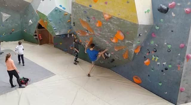 ヤン・ホイヤーのインスタグラム：「wait for it.... Boulder set by @lovejaros  #jarosloveroutesetting  @mammut_swiss1862  @madrockclimbing」