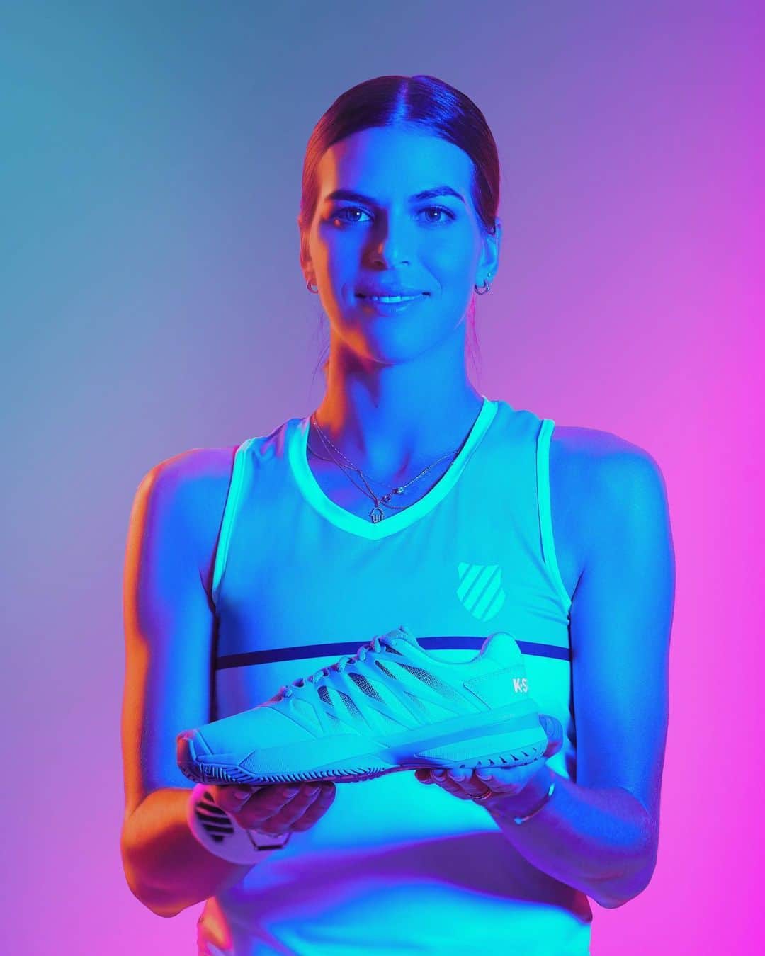 アイラ・トムリャノビッチのインスタグラム：「Giveaway Time!!!! 🤗  K-Swiss is going to give one of you a free pair of my K-Swiss Ultrashot 2’s! All you have to do is: * 1.  Follow @kswiss_tennis.  2.  Go to their post on February 25th and like the photo and tag 3 friends 3.  Must have a US address  Winner will be announced on @kswiss_tennis on Friday! ❤️💙」