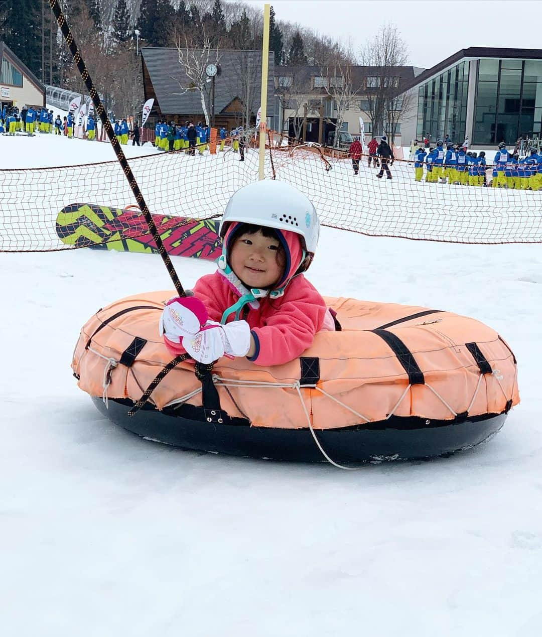 田中幸さんのインスタグラム写真 - (田中幸Instagram)「春の陽気の日はキッズスノーボード日和🌸 シャバシャバで スピード出にくくて丁度いい🤘  レギュラーもグーフィもまだ関係なく 楽しそうに滑る  飽きたらすぐ遊べる キッズランドあるゲレンデは 子ども連れスノーボードの 強い味方♫  大人も楽しめるアトラクション満載 ありがとうございました😊 【K2 LIL KAT】 スノーボード　100cm ブーツ　16.5cm ブーツも1人で脱着しやすいBOA ソールが光るのがお気に入り♫ ▷age3 @k2.snowboarding  #SidewaysThinking #K2Snow #k2snowboarding #k2lilkat  #k2snowboarding.jp  #BOA #getdialedin #boafitsystem @boafitsystem @boafitsystemjapan」2月25日 19時39分 - sachitanaka