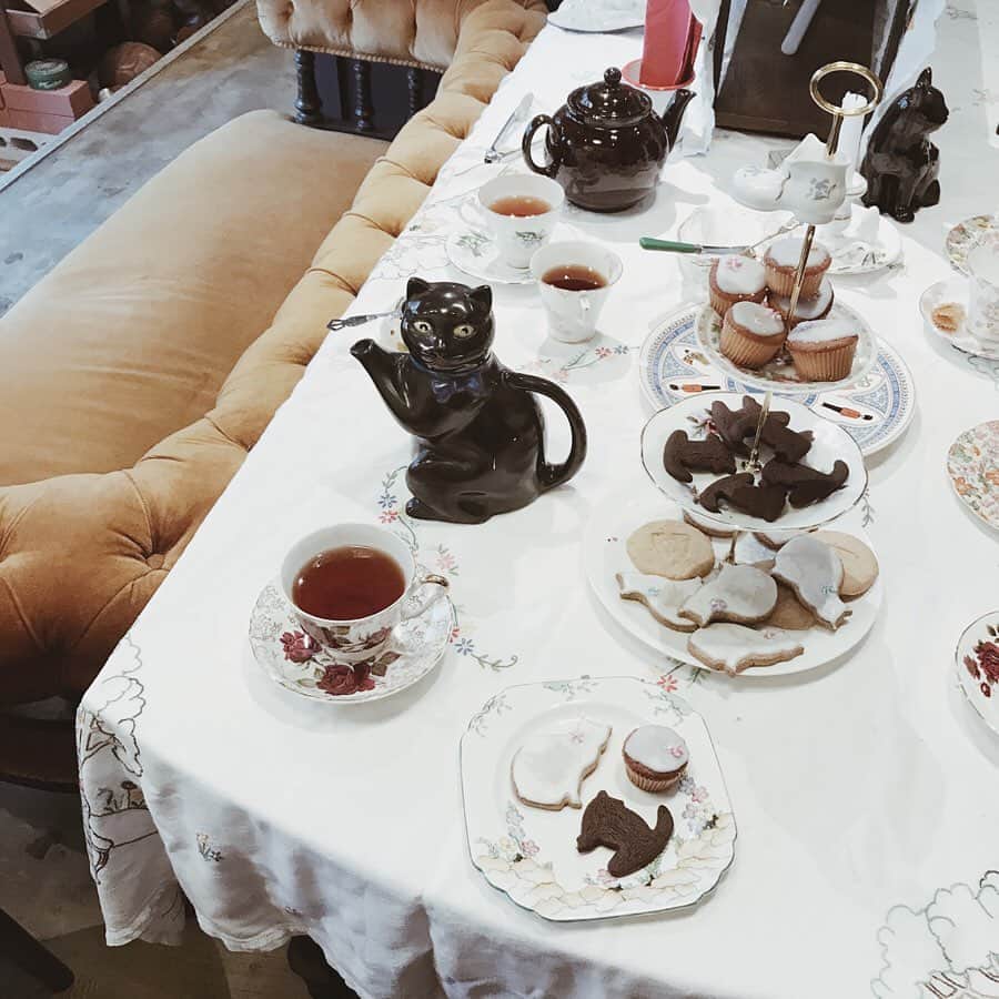 yuiのインスタグラム：「kittens tea party 🐈🐈🐈 @thepostofficeshop さんで開催されていた、ねこの日のかわいいイベント🇬🇧☕️ @jabberwocky_london イギリスヴィンテージのかわいい服と @ftroupe の靴に囲まれかわいいお茶会。 ねこの日にちなんで、まだちょっと寒かったけど、 f-troupeのねこサンダルで♡ @bonnys.bake.shop さんのねこちゃんのお菓子もおいしかった♡」