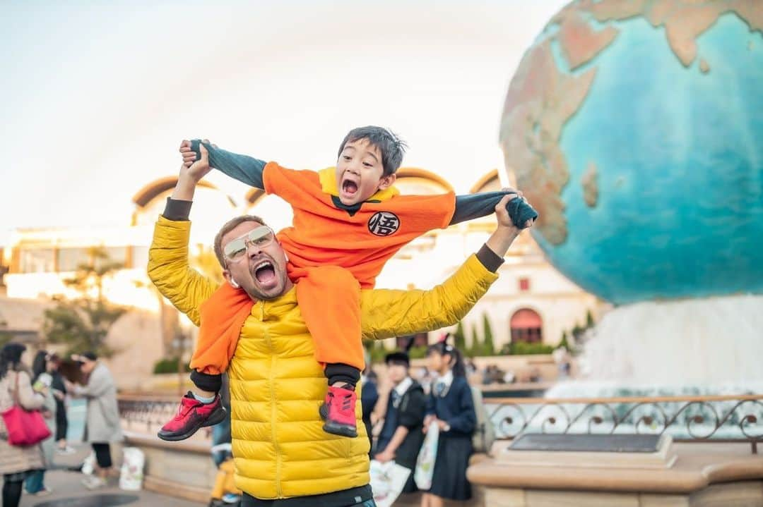 Raffi Ahmadさんのインスタグラム写真 - (Raffi AhmadInstagram)「Jepang adalah negara yang di request langsung sama Rafathar, dia happy banget waktu ke Disneyland yang ada disana karena bisa main sepuasnya! Kemaren pas di Jepang,  gemes banget ngisengin anak sendiri, apalagi dulu aku jarang ketemu Rafathar, tapi disini aku bisa main terus sama Rafathar.  Keseruan dari Rans Family selama di Disneyland yang ada di Jepang ini kemaren bisa lancar kami upload di sosmed, karena pake paket RoaMAX dari @telkomsel. . Nah buat yang mau ke sana juga aku recommend banget buat aktifin paketnya guys! Karena bisa dapet kuota sampe 100GB dengan harga mulai dari 150ribu, berasa #RoamingModalLokal banget, internet di jamin stabil bisa update lancar kaya Rans Family!」2月25日 19時48分 - raffinagita1717