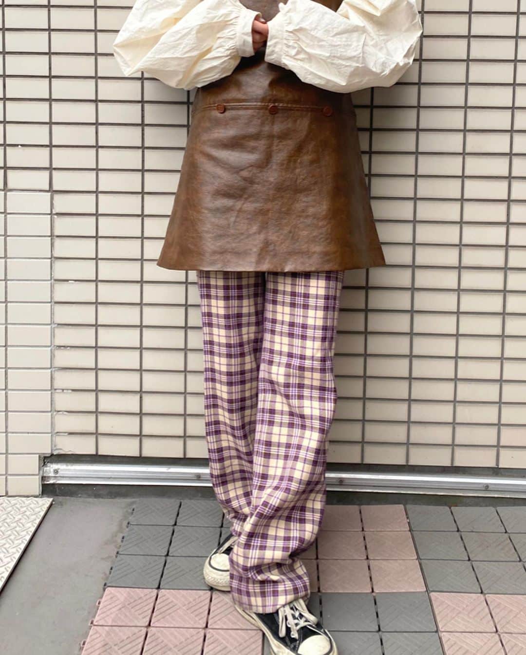 柴田紗希さんのインスタグラム写真 - (柴田紗希Instagram)「...♡ @angielala_vintage にぷらっと行ってみたらあっこさんと少し服がかぶっていた☺️ @aceinthehole_fuk のベストワンピに @usum_official で買い付けたブラウス合わせるのが可愛いくてお気に入りです。 ✔︎ブラウスはオフホワイトさ チェックパンツは台湾の古着屋さんで発見したものだよ。 #しば服　#私服さん #vintage #usum」2月25日 19時56分 - shibasaaki