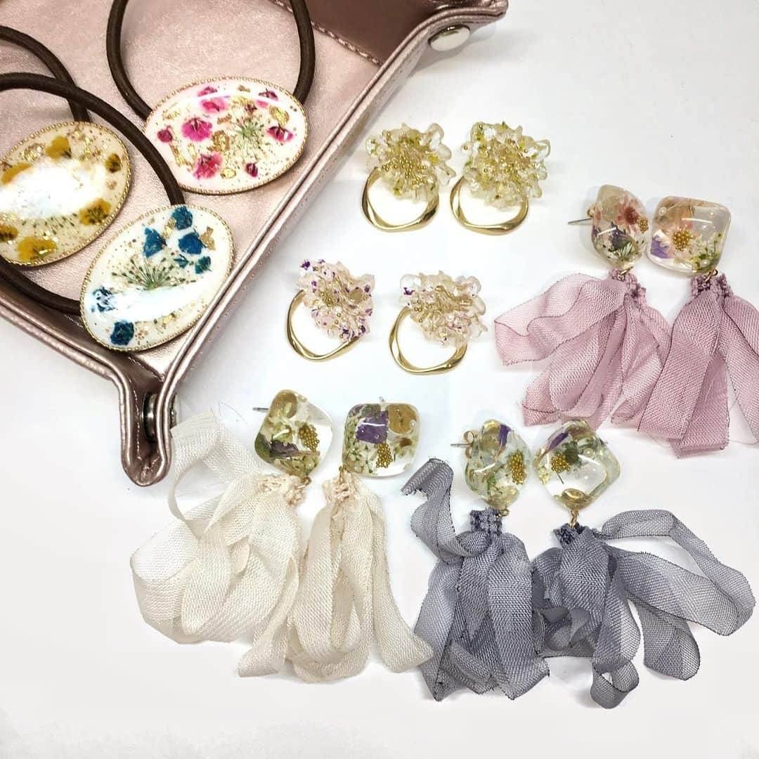 ASOKO ZAKKA STOREさんのインスタグラム写真 - (ASOKO ZAKKA STOREInstagram)「📣NEW ITEM📣﻿ ﻿ ﻿ ■アクセサリー各種 300円(税込330円)﻿ ﻿ ﻿ お花が詰まったアクセサリーが入荷しております♪﻿ ﻿ 暖かくなるのが待ち遠しいですね🌸﻿ ﻿ ××××××××××××××××××××××××××××﻿ ﻿ 店舗により在庫・品揃えが異なります。﻿ お問い合わせは各店舗までお願いいたします。﻿ なお、取り寄せ・取り置きは行なっておりませんのでご了承くださいませ。﻿ ﻿ ××××××××××××××××××××××××××××﻿ ﻿ ﻿ #ASOKO #雑貨 #雑貨屋 #雑貨屋さん #雑貨屋巡り #zakka #プチプラ #プチプラ雑貨 #新商品 #かわいい #kawaii #お土産 #プレゼント #お洒落さんと繋がりたい #accessory #アクセサリー #イヤリング #ピアス #シルバー #ゴールドピアス #シルバーピアス #アクセ #アクセサリー女子 #ドライフラワー #お花 #ヘアゴム #ポニー」2月25日 19時50分 - asokojpn