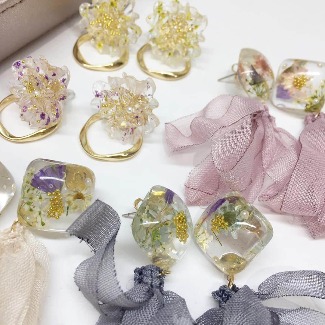 ASOKO ZAKKA STOREさんのインスタグラム写真 - (ASOKO ZAKKA STOREInstagram)「📣NEW ITEM📣﻿ ﻿ ﻿ ■アクセサリー各種 300円(税込330円)﻿ ﻿ ﻿ お花が詰まったアクセサリーが入荷しております♪﻿ ﻿ 暖かくなるのが待ち遠しいですね🌸﻿ ﻿ ××××××××××××××××××××××××××××﻿ ﻿ 店舗により在庫・品揃えが異なります。﻿ お問い合わせは各店舗までお願いいたします。﻿ なお、取り寄せ・取り置きは行なっておりませんのでご了承くださいませ。﻿ ﻿ ××××××××××××××××××××××××××××﻿ ﻿ ﻿ #ASOKO #雑貨 #雑貨屋 #雑貨屋さん #雑貨屋巡り #zakka #プチプラ #プチプラ雑貨 #新商品 #かわいい #kawaii #お土産 #プレゼント #お洒落さんと繋がりたい #accessory #アクセサリー #イヤリング #ピアス #シルバー #ゴールドピアス #シルバーピアス #アクセ #アクセサリー女子 #ドライフラワー #お花 #ヘアゴム #ポニー」2月25日 19時50分 - asokojpn