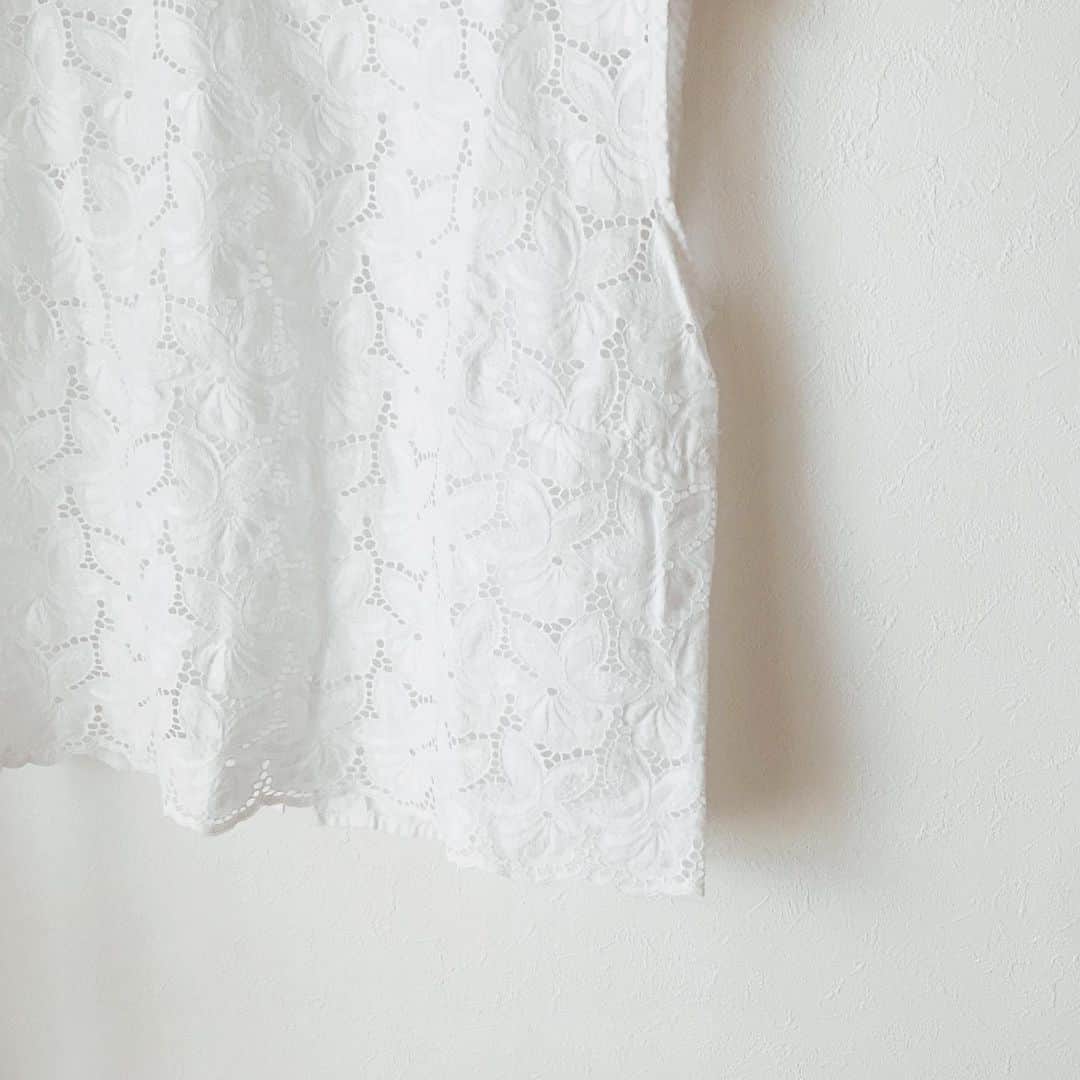 yuiのインスタグラム：「1960's vintage sleeveless blouse from England🇬🇧 white day giftは、白のヴィンテージブラウス。 イギリスの古いものがやっぱすき。」