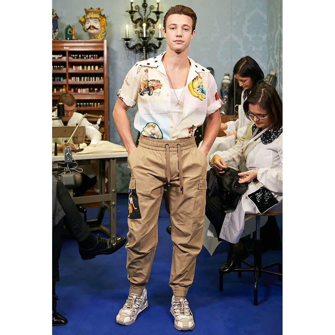 ドルチェ&ガッバーナさんのインスタグラム写真 - (ドルチェ&ガッバーナInstagram)「Cameron Dallas wears a Dolce&Gabbana cotton shirt with postcard print and silk details defined by a closure with mother-of-pearl buttons as he attends the #DGFattoAMano Women's Fall Winter 2020/21 Fashion Show. #DGHandMade #DGCraftsmanship #DGWomenFW20 #DolceGabbana」2月25日 20時01分 - dolcegabbana