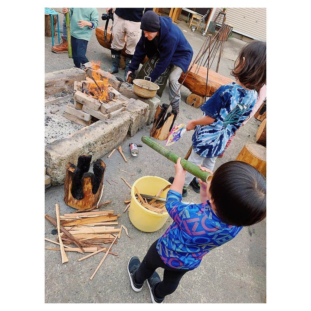 桜井裕美さんのインスタグラム写真 - (桜井裕美Instagram)「今日の英語で自然体験！！ 早起きして朝からまき割りをして、丸焼きチキンをみんなで調理し、火起こし^_^全てが初体験な息子もすごく楽しんで参加していました！！ こういう体験、これからたくさんさせてあげたいな❤️ご飯も美味しく、大人も大満足でした。 #自然体験 #子供 #3歳男の子 #ダッチオーブン #子育て」2月25日 20時03分 - yumisakurai24