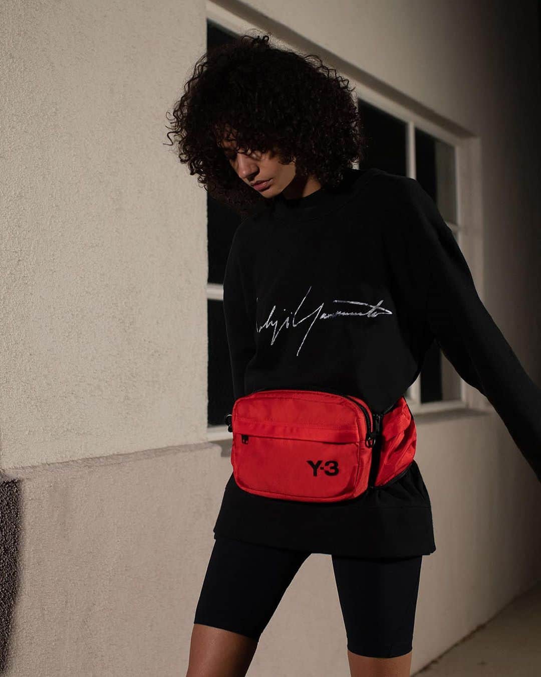 ワイスリーのインスタグラム：「Y-3 Sling Bag on Y-3 Signature Crew Sweater. Y-3 Spring/Summer 2020. --- #adidas #Y3 #YohjiYamamoto Discover the collection at adidas.com/y-3」