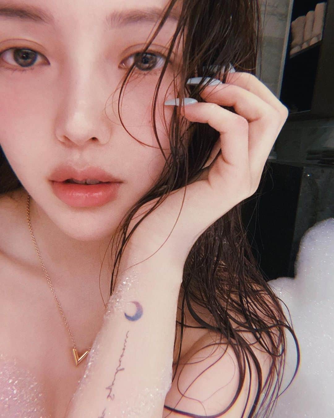 ポニーのインスタグラム：「타투를 받는 꿈을 꾼 거 보니 새로 할 때가 됐다는 뜻인가 보다🤍」