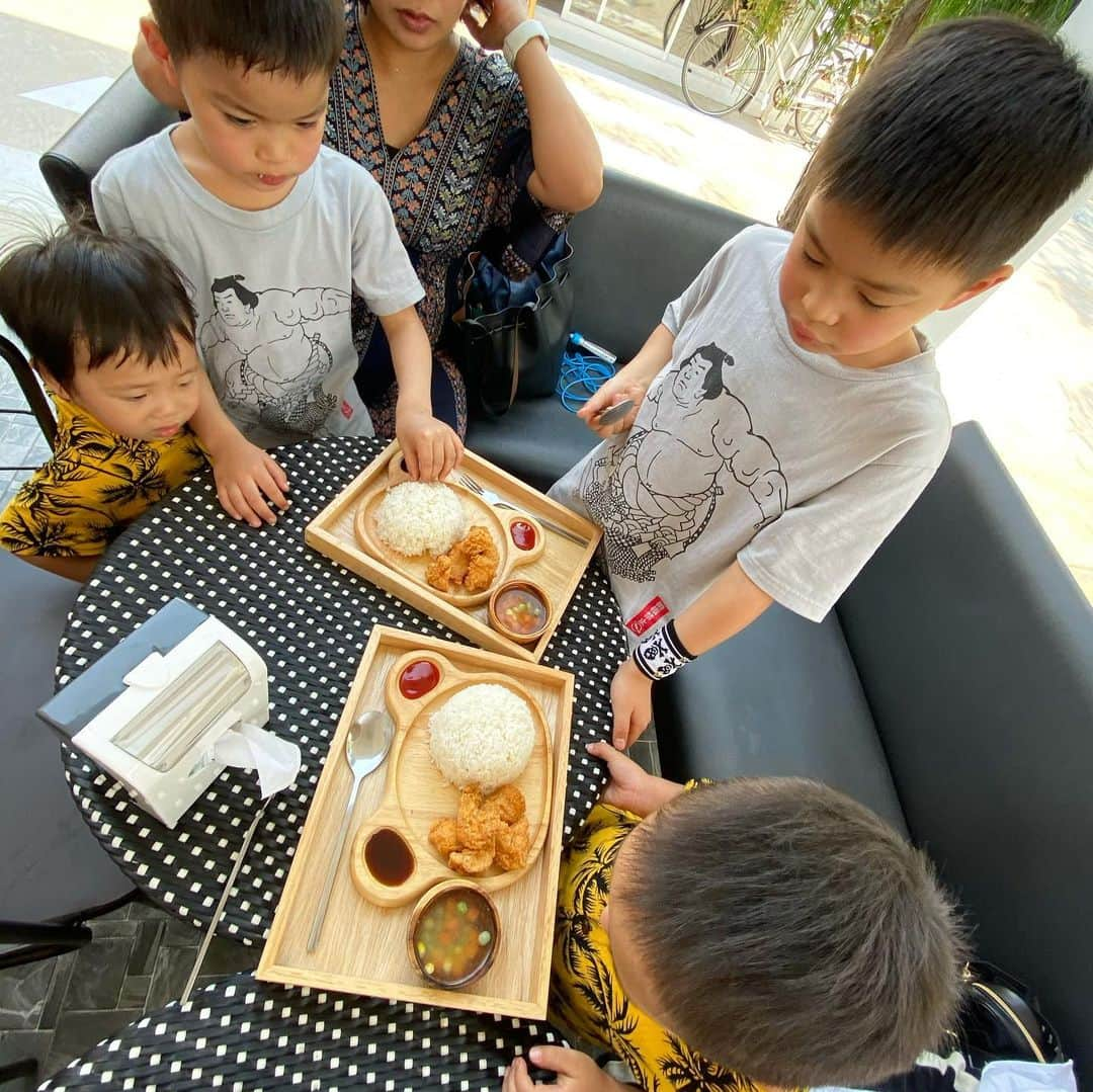 RIEHATAさんのインスタグラム写真 - (RIEHATAInstagram)「Saturday with family🌴🌿☀️ 🇹🇭 one of my fav spots in Sriracha☕️ #THEBARISTROCAFE #私のインスタ前から見てる人はタイにくるとだいたい同じ場所いってるのわかるよね😂 #メニューも可愛いくて演出すき」2月25日 20時15分 - riehata