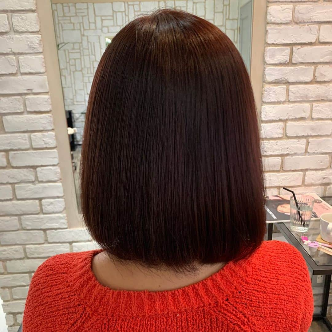 PINKYさんのインスタグラム写真 - (PINKYInstagram)「hair arrange🧡 . といってもゆるくクシャッと巻いただけ😂💫 . 髪を切ってから、髪色、ヘアスタイルを同じくするにはどうオーダーしたら良いですか？🤔 というご質問を沢山頂きます💌 . 私はいつも、なりたい髪色や髪型の画像を見せてオーダーしていますよ🤳🌟 . 今回は @khloekardashian のボブヘアが素敵で真似したくて、 Instagramをスクショして、いつも行っている @grayz_osaka のトヨさんに画像を見せてお願いしました💇🏻‍♀️💫 . ブログに画像やオーダー方法を書きましたので、ご参考になりましたら🌈❤️ ・・・ ・・・ #love #happy #family #mamalife #haircut #hairchange #bobhaircut #hairarrange #grayzosaka #QandA」2月25日 20時16分 - shanti_pinky_shanti