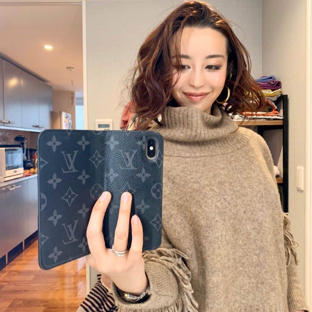 PINKYのインスタグラム：「hair arrange🧡 . といってもゆるくクシャッと巻いただけ😂💫 . 髪を切ってから、髪色、ヘアスタイルを同じくするにはどうオーダーしたら良いですか？🤔 というご質問を沢山頂きます💌 . 私はいつも、なりたい髪色や髪型の画像を見せてオーダーしていますよ🤳🌟 . 今回は @khloekardashian のボブヘアが素敵で真似したくて、 Instagramをスクショして、いつも行っている @grayz_osaka のトヨさんに画像を見せてお願いしました💇🏻‍♀️💫 . ブログに画像やオーダー方法を書きましたので、ご参考になりましたら🌈❤️ ・・・ ・・・ #love #happy #family #mamalife #haircut #hairchange #bobhaircut #hairarrange #grayzosaka #QandA」