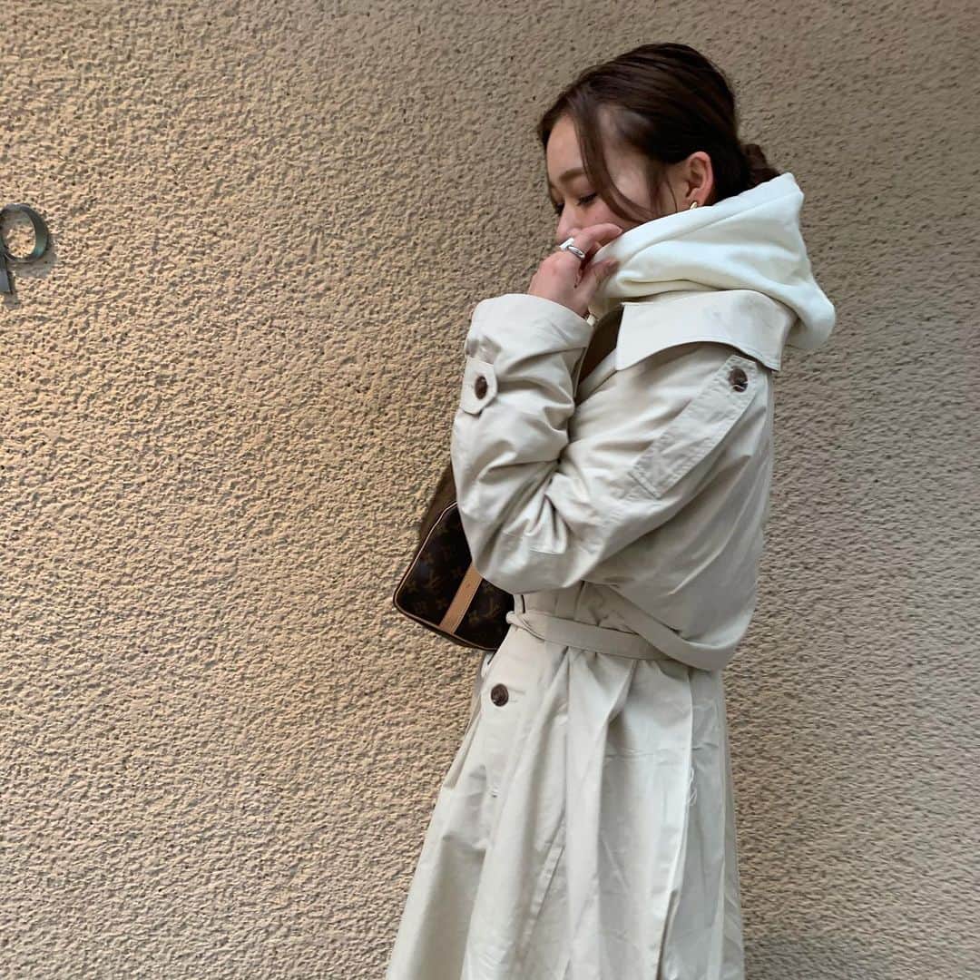 高田茉実さんのインスタグラム写真 - (高田茉実Instagram)「𝙾𝚘𝚝𝚍𓃗 よくあるトレンチのベージュよりクリーミーな色が好み♡♡ trench.hoodie @lilou__official」2月25日 20時20分 - __mamico