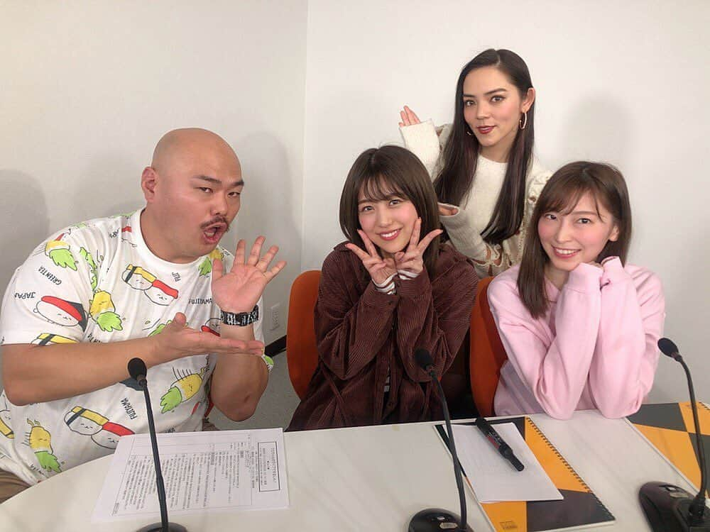 クロちゃんさんのインスタグラム写真 - (クロちゃんInstagram)「チアーるTV 【クロちゃんのライブでするしん！】 生配信、楽しかったしん！  あやなんは、グラビアやりたいし、女優としては愛人役やってみたいとかw  まさにゃさんのトークが切れ味抜群だったしんw  #大矢真那　#まさにゃ #篠崎彩奈　#AKB48 #あやなん #星咲英玲奈　#えれな #クロちゃん」2月25日 20時26分 - kurochandesuwawa