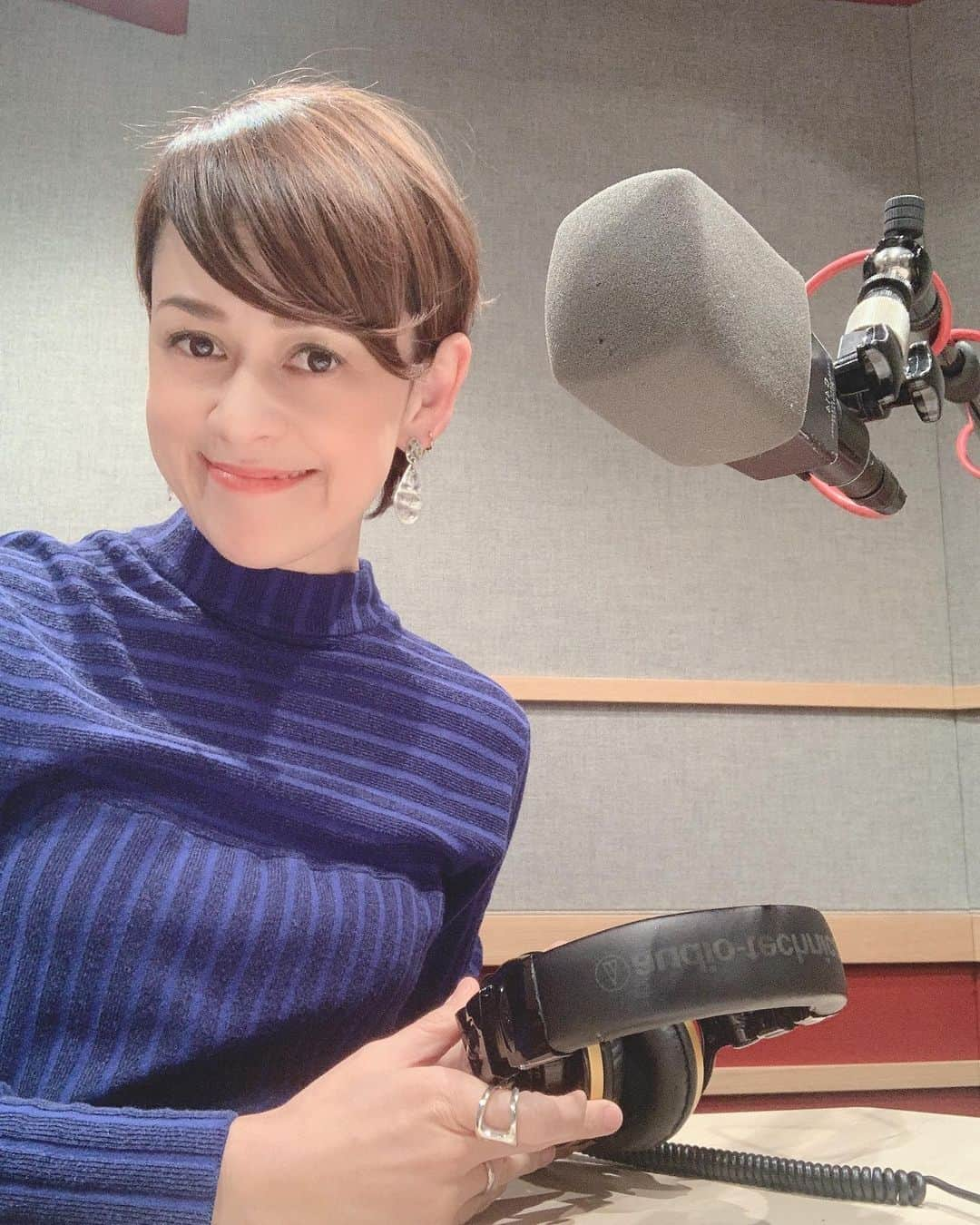 トムセン陽子さんのインスタグラム写真 - (トムセン陽子Instagram)「今日は収録でした☆ 番組では選曲もさせていただいてますが、今回のテーマは「桜を愛でながら聴きたい一曲」。LPの”Tokyo Sunrise”をセレクトしました。 和の旋律（本人はインタビューで”ancient sound”と表現）を取り入れた日本らしいサウンド。 私をよく知る人はおそらく「トミー、LP好きだねぇ」と思ったはず😅 なるべく幅広くいろんなジャンルの曲を・・・とは思っているのだけど、ついつい気を抜いたら選曲してしまうアーティストって、いるんだよねぇ。 . . . #DJあるある #JFN #People #平野啓一郎のそろそろいい時間 #お相手DJさせていただいてます #Spotifyでも聴けるよ #ぜひ #radio #studio #radiodj」2月25日 20時40分 - yokothomsen