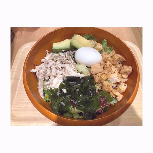 のインスタグラム：「お昼ごはん . #サラダ専門店 . ささみ アボカド 海藻 ゆで卵 その他野菜250g🥦 . . オリーブオイルで❤️ . . お昼はサラダ〜😆 今日は、ひきこもらずに運動した1日♡ . . 周りが見えなくなって、 もやもやしちゃうけど。 . 自分の気持ちをしっかり持って、 つきすすまなきゃね❣️ . . 大丈夫(∗˘ᴗ˘∗)できるできる . 未来の自分を変えられるのは、 今の自分だけ:*:･o( *´ω`* )o･:*: . ◉ライザップ公認の紹介アンバサダーです。 〜紹介特典で、お安く入会できます〜 . ▶︎全国どの店舗でもOK ▷２週間のトライアルコースもあります(^_^)/ ▶︎カウンセリング予約前にご連絡ください . ◎入会やカウンセリングをお考えの方、 ご質問なども、DM✉️ください。 . ★トレーニング見学もできます★ . 📺RIZAP TVCM出演 🏅RIZAP BMG ファイナリスト2017.2018 . #rizap #ライザップ . #ダイエット #diet #ダイエット日記 #レコーディングダイエット #instadiet #ダイエット仲間募集 #ダイエッター #公開ダイエット  #昼ごはん #昼御飯 #lunch #昼ご飯 #昼食  #おうちごはん #糖質制限 #healthyfood #healthylifestyle」
