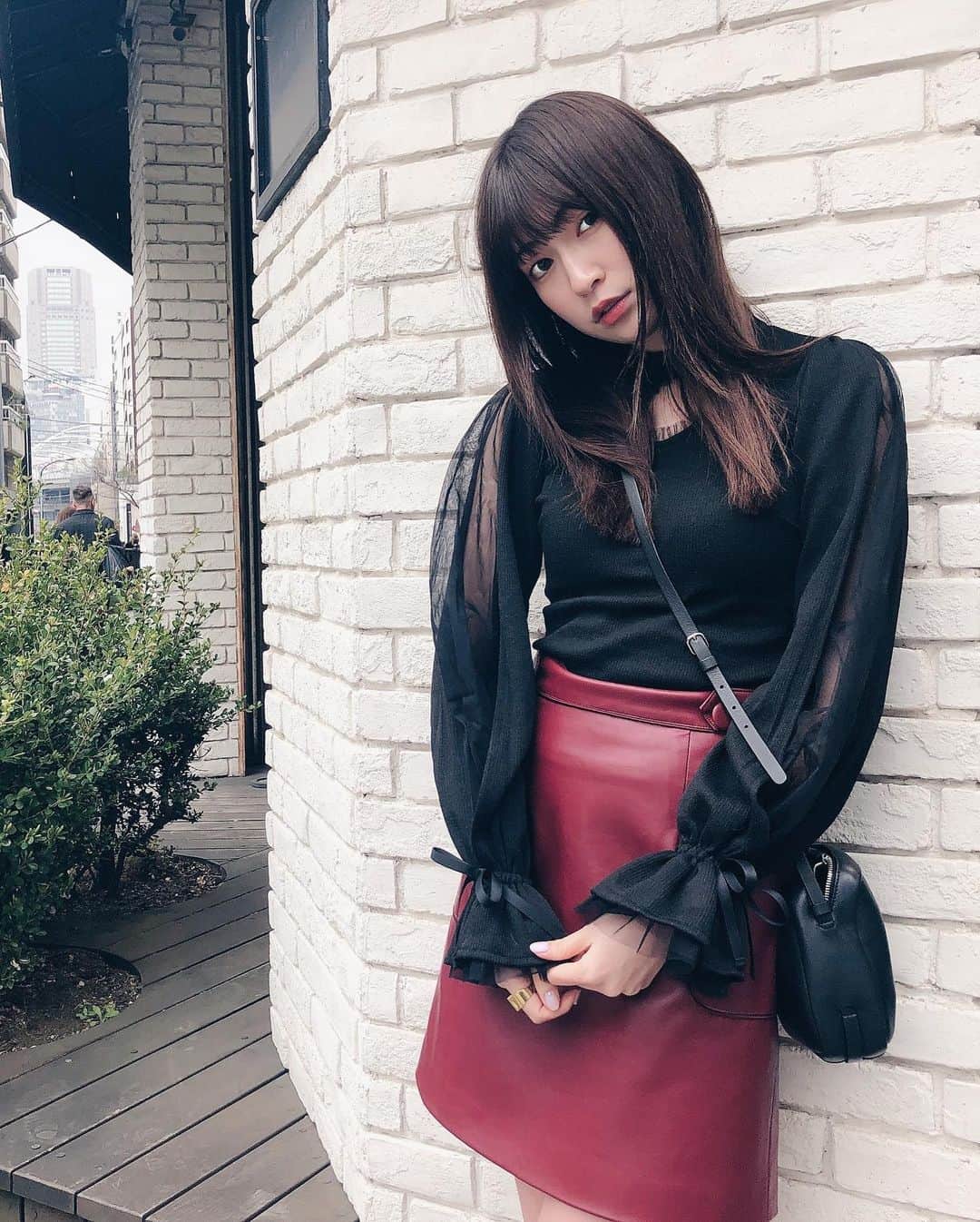 吉田朱里さんのインスタグラム写真 - (吉田朱里Instagram)「🖤❤️🖤❤️ . だいぶ暖かくなってきたから 久々に短いスカート😎❤️ . 黒と赤の組み合わせは昔から好きです♥️♠️ . レザーの生地のスカートだけど トップスのチュールが甘いので 強くなりすぎない絶妙バランスが好き。#EATME らぶ。 . しばらく私服載せてない気がするので私服更新頑張りますね🤹🏻‍♀️🤹🏻‍♀️ . #fashion #ootd #blackcode #アカリンコーデ」2月25日 20時46分 - _yoshida_akari