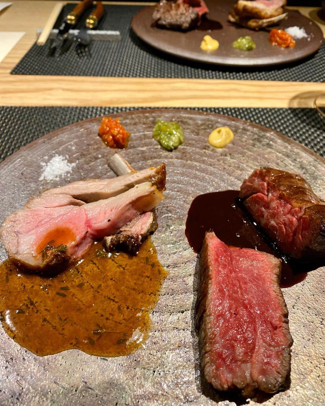 Yuika Matsuさんのインスタグラム写真 - (Yuika MatsuInstagram)「@carnemania_kitashinchi さんで お肉女子会😋 . 北新地の#カルネマニア さんでは メインのお肉を 和牛・豚・鶏・羊やその時のオススメお肉など。。 色んな種類から1人づつ選べる❤️ 凄く贅沢！ 見た目のインパクトも凄くて、 さすがお店の名前の由来通りだなと感心🥺 →お肉の変態って意味らしいよ🍗 . . 馬肉のタルタルキャビアからスタートし 様々なお肉料理を楽しめました！ . やっぱり特にメインのお肉は トロけるくらい美味しくて 結構な量を食べましたがペロリと頂きました♡ . . . 不思議なメンバーでのご飯会だったけど めっちゃ笑ったし 普段しないような会話もできてすっごく楽しかった😍 @fujita_yoshimi ちゃんお誘いありがとう❤️ . . . #carnemania#北新地#お肉料理 #北新地グルメ #北新地ディナー#肉女子会」2月25日 20時46分 - yuika00802