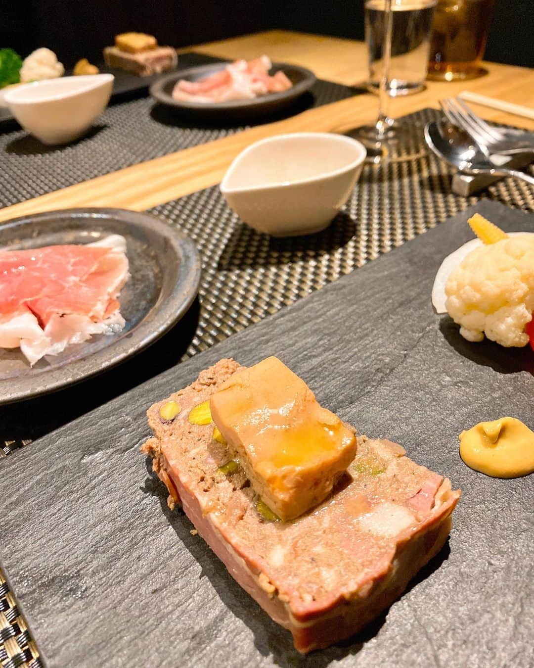 Yuika Matsuさんのインスタグラム写真 - (Yuika MatsuInstagram)「@carnemania_kitashinchi さんで お肉女子会😋 . 北新地の#カルネマニア さんでは メインのお肉を 和牛・豚・鶏・羊やその時のオススメお肉など。。 色んな種類から1人づつ選べる❤️ 凄く贅沢！ 見た目のインパクトも凄くて、 さすがお店の名前の由来通りだなと感心🥺 →お肉の変態って意味らしいよ🍗 . . 馬肉のタルタルキャビアからスタートし 様々なお肉料理を楽しめました！ . やっぱり特にメインのお肉は トロけるくらい美味しくて 結構な量を食べましたがペロリと頂きました♡ . . . 不思議なメンバーでのご飯会だったけど めっちゃ笑ったし 普段しないような会話もできてすっごく楽しかった😍 @fujita_yoshimi ちゃんお誘いありがとう❤️ . . . #carnemania#北新地#お肉料理 #北新地グルメ #北新地ディナー#肉女子会」2月25日 20時46分 - yuika00802