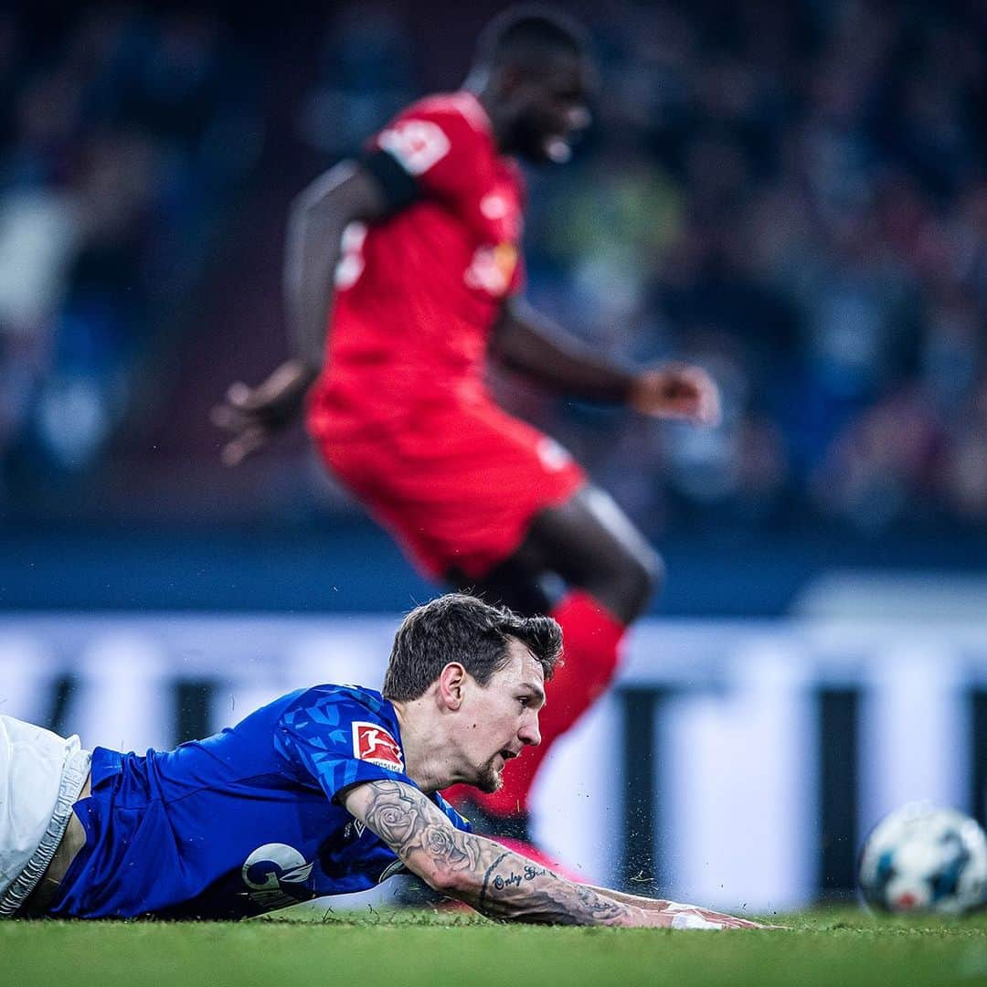 シャルケ04さんのインスタグラム写真 - (シャルケ04Instagram)「Steht auf, wenn ihr Schalker seid! 🆙👊🏽 . . #Schalke #S04 #Knappen #Football #Soccer #WirLebenDich #🔵⚪️ #stehtauf」2月25日 20時47分 - s04