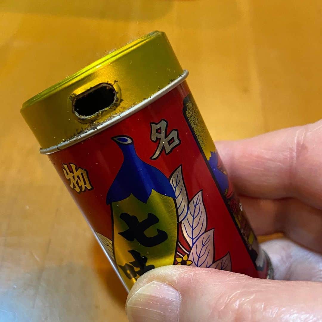 野間美由紀のインスタグラム：「Twitterにも書きましたが、八幡屋磯五郎の七味の缶は、唐辛子のヘタの上に穴があるので、知っていると無闇にグルグルしないで済みます。 穴の周りがちょっと錆びてきたからそろそろ買い換えようかな。」