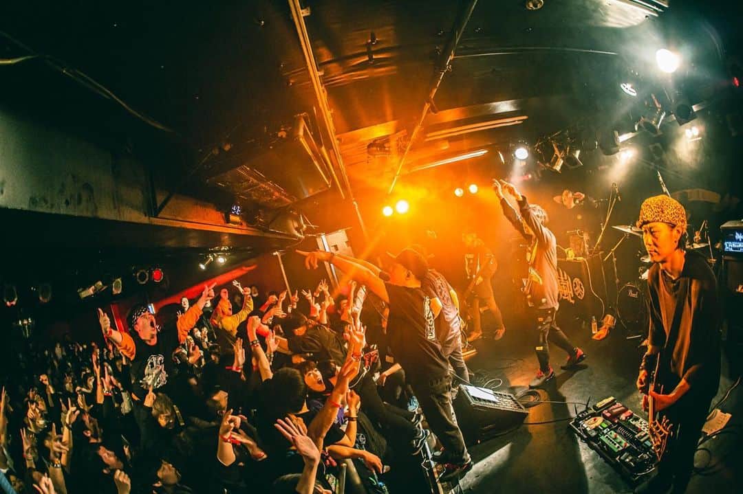 KAI_SHiNEのインスタグラム：「0222 HAZIMAZA OSAKA@DROP💥  イガリがMCで言ってた。 "ハジマザのルーツは大阪でのライブハウスサーキットだ"って。 そこにマザれて嬉しかったし、この日の皆のハジけっぷりは最高だった‼︎ Thanxxx‼︎🙏🙏🙏✨ ﻿ pix by @n_takayuki1219  #山嵐 #ハジマザ大阪﻿ #livehouse #live #life #vibe ﻿ #tour #bandlife #yamaarashi #jp」