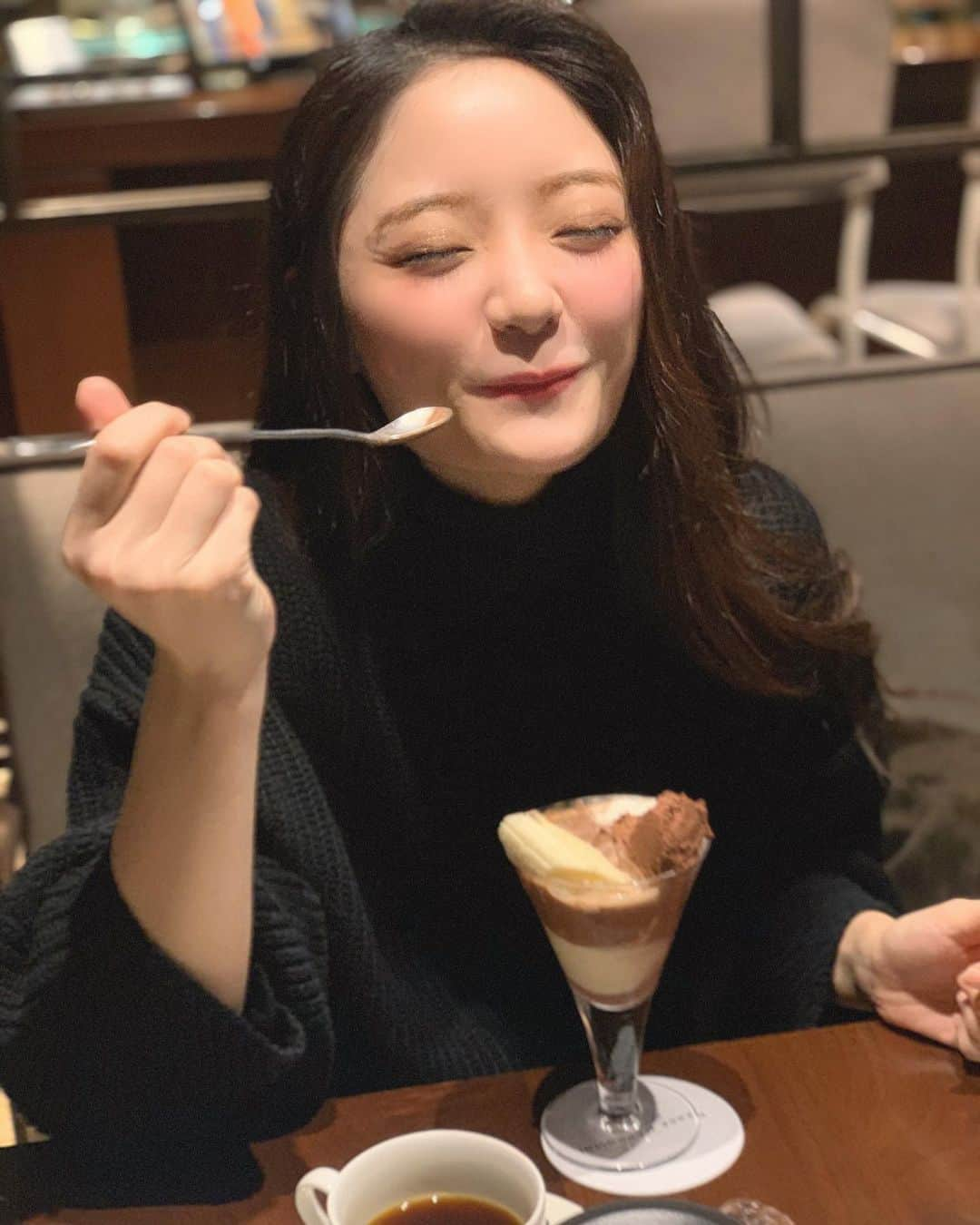 Kozueさんのインスタグラム写真 - (KozueInstagram)「. イグアナ写真🤣 しあわせーーーーーー🍨❤︎ うまうまうまうまうまーーーー！ プライベートすぎるお写真😚 好きなものを食べて好きな友達と過ごして未来語ってさ、お酒飲んでふわふわーする。 最高の休日だよ。 . . #cyberjapan #サイバージャパン」2月25日 20時53分 - kochaofficial_