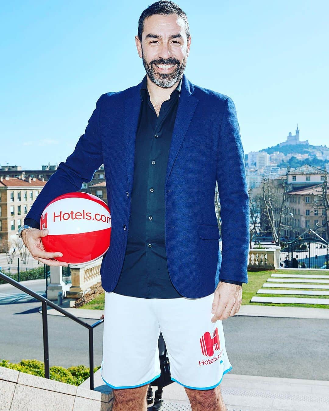 ロベール・ピレスのインスタグラム：「En short avec @hotelsdotcom qui est le nouveau Partenaire officiel d'hébergement de @olympiquedemarseille ! Super de faire partie de ce lancement et très impatient de voyager avec style avec eux à l’avenir 😀⚽️🏨」