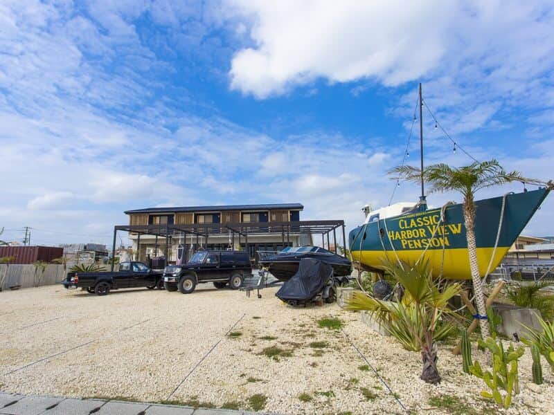 現地発信の旅行サイト「たびらい」さんのインスタグラム写真 - (現地発信の旅行サイト「たびらい」Instagram)「【沖縄】今日は、ちょっとユニークな沖縄の宿をご紹介。"普通の旅行" では物足りない方必見です。⠀ :⠀ 港川漁港に隣接する宿スタッフ全員サーファーの宿「マリンクスクラシックハーバービュー」。ここは、沖縄県内でも珍しいヘアサロンのある宿。ヘアスタイリストでもあるオーナーが、カットやパーマ、ヘッドスパをリーズナブルに提供。新しいヘアスタイルで旅の思い出を持ち帰るのもいいかもしれませんね♪⠀ :⠀ 立地面での最大の魅力は何と言っても「徒歩1分でビーチに行ける」。これに尽きます。ビーチまで“出かける”という感覚ではなく“そこにある”感覚。ふと思い立った時に泳いだり、マリンスポーツを体験したり、海辺の休日を気の向くままに満喫できます。全員がサーファーだというスタッフの皆さんと一緒に、休日を思いきり楽しんじゃいましょう。⠀ :⠀ 記事の続きは「たびらい　マリンクスクラシック」で検索♪⠀ #たびらい #tabirai #ローカル旅行 #旅行好き #女子旅 #travelgram #旅行 #旅行好きな人と繋がりたい #travel #沖縄県 #たびらい沖縄 #おでかけ #カメラ女子 #沖縄 #マリンクスクラシックハーバービュー #MarinxClassicHarborViewPension #ペンション #サーファー #八重瀬 #八重瀬町 #宿ジェニック #沖縄旅行 #okinawa #genic_japan #okinawatrip #カフェバー #genic_okinawa #沖縄観光 #オシャレ好き #沖縄好き」2月25日 21時01分 - tabirai