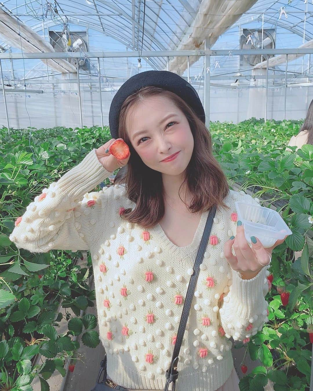 山内遥さんのインスタグラム写真 - (山内遥Instagram)「. .  大満足のいちご狩り〜😋🍓💕 摘みたてが甘くてつい食べすぎた！ シャトー勝沼でワインの試飲も...🍇🍷 . .  #いちご狩り#山梨fujiフルーツパーク」2月25日 21時15分 - haruka__yamauchi