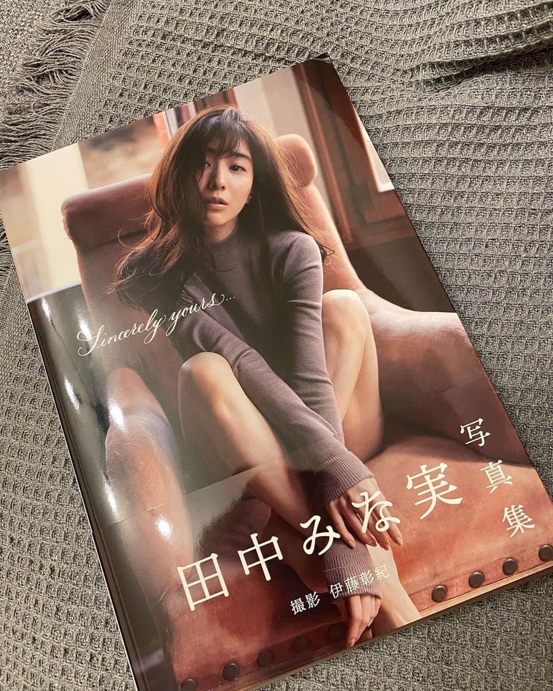 小濱庸子さんのインスタグラム写真 - (小濱庸子Instagram)「スタイルブックを買うのは10年ぶりくらい、、、 芯があって、【らしさ】がある女性は本当に素敵。 #田中みな実 #スタイルブック #みんなのみなみ #素敵 #惚れる #高まる #ついに購入」2月25日 21時07分 - hamachan1020