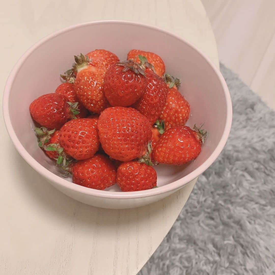 森みはるさんのインスタグラム写真 - (森みはるInstagram)「ブーム🍓 でも今日は食べなかった！ 花粉症によくないって来栖に言われたので辞めました。笑 あと、糖質！！！って言われたから、、笑 さよなら🍓」2月25日 21時11分 - miharu_mori