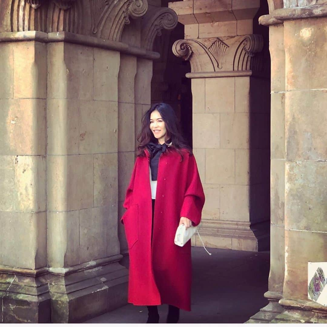 辻直子さんのインスタグラム写真 - (辻直子Instagram)「#redcoat#silktie#jokerred#Itwassupergood#sensitive#senseofC#thatsU #やっと観ました#すごくあの人みたいです#そうかもしれません  アウターがとても好きです。 あと何回着れるかな🎸」2月25日 21時19分 - naoko.ts