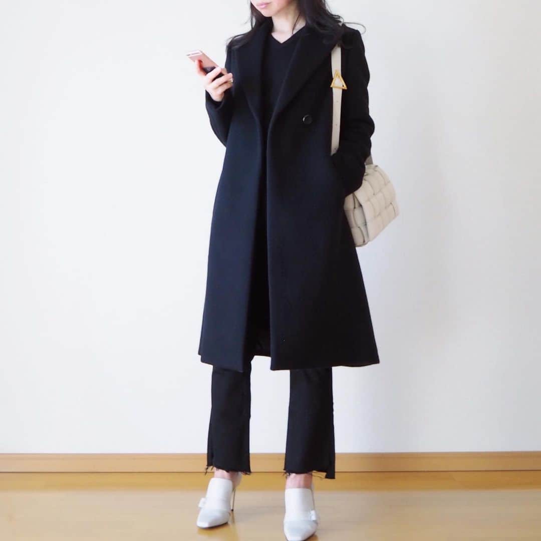 hanaのインスタグラム：「outfit❄️ * black☺︎ * しろくろぱんだ🐼 あっ、ニットはメンズのです。 * #uniqlo #motherdenim #cinoh #charleskeith_jp #bottegaveneta  #newbottega」