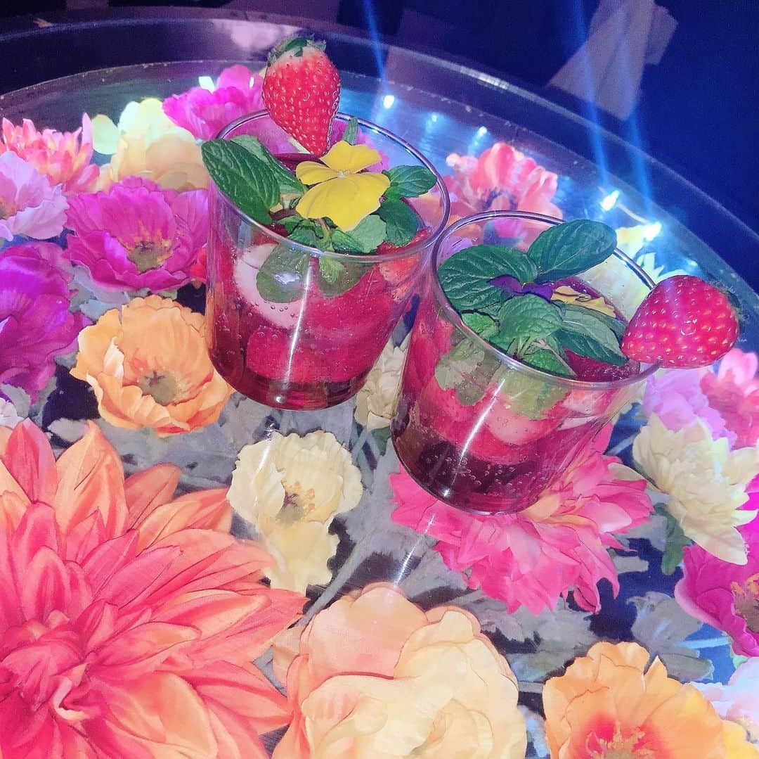 脇田璃奈のインスタグラム：「いんしゅたばえドリンク😉 . . . #flowersbynaked #🍓 #カフェ巡り」