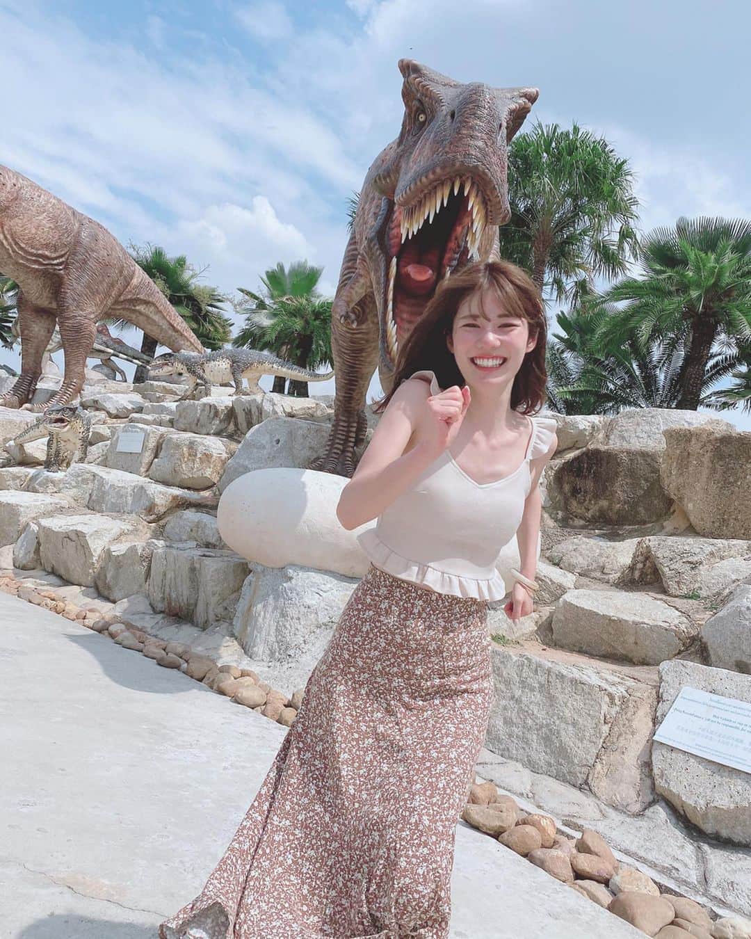 鈴木茉由さんのインスタグラム写真 - (鈴木茉由Instagram)「逃げろ〜っ🦖💦💦💦 パタヤにある巨大な公園で遊んだよ🦖💕 とにかく広ーくていろんな動物が置いてあるんだけど 恐竜ゾーンが楽しすぎた🥺❤️❤️❤️ ジュラシックパークみたいだったよ😍 もっとかわいい動物いたんだけど 恐竜のとこしかほぼ居なかった😂 . #pattaya #bangkok #thailand #beach #resort #🇹🇭 #バンコク #バンコク旅行 #タイ旅行 #プール #パタヤ #パタヤ旅行 #nongnoochtropicalgarden  #mayu__travel」2月25日 21時22分 - mayu__09