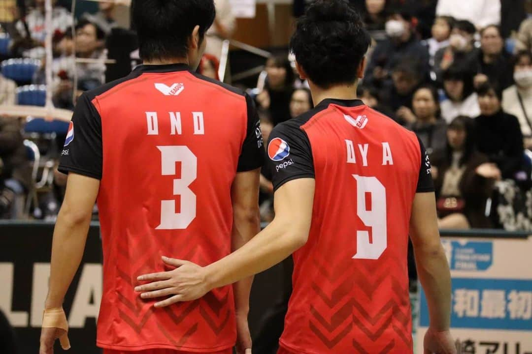 小野遥輝さんのインスタグラム写真 - (小野遥輝Instagram)「. 2019/20V.LEAGUE第3位🥉 . 長いリーグ戦応援ありがとうございました！ とても悔しい結果で終わってしまいました。 いつも支えてくれる仲間、共に戦ってきた仲間のみんなに感謝しています🙇 このリーグで自信がついたこともたくさんあれば、課題も見つかりました。次に進むためにも前向きにポジティブに頑張っていきたいと思います！！ . 残りの天皇杯と黒鷲旗で優勝できるように、仲間とともに頑張ります！ . ＊写真お借りしました！いつも素敵なお写真ありがとうございます🙇」2月25日 21時24分 - haruki_man