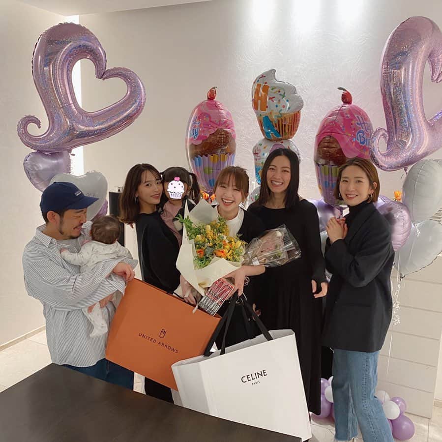 近藤千尋のインスタグラム：「お誕生日＆結婚おめでとう💕🥺 天真爛漫で大好きな鹿さん🦌が、、 お嫁に行きました🥺‼️‼️ いつも二人育児で、てんやわんやしてると 娘の抱っこしてくれたりお菓子買ってくれたり。笑 感謝しまくりです😭 ちなみに旦那さんにはじめてお会いした時、 良い人すぎて絶対結婚しなさいと言った口うるさい太田夫婦。笑☺️ 本当に本当に嬉しいよ🥺‼️💕 今もうすでに幸せ溢れてるけど、 もっともっと幸せになってね❤️ #happybirthday  #頼りない幹事でごめんよ🙇‍♀️ @shika_0225」
