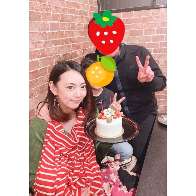 のインスタグラム：「1984年2月24日 この世にオギャーと産まれました👶 中2の気持ちのまま36歳になってしまった私🤣 そんな私も今や2児の母ちゃん❣️ 私なんかをお母さんにしてくれた子供達、それを頂いてくれた旦那ちゃま、支えてくれる友達や仲間に感謝でしかないわ🥰✨ お祝いしてくれてありがとう🥂 そして私を産んでくれたお母さんには一番感謝してるよ❤️ 36歳、未だ反抗期な娘だけどお母さんが産んでくれたから、今の幸せがあるんだよ😊 私なりに育児も仕事も頑張っていきます💪 みなさんこれからもよろしくお願いします🍊 そんでもってケーキ🎂出てくるタイミングまさかの授乳中🤣 こんな格好でやけど記念なんで一応📷🤣 #36歳 #誕生日 #また年取った #みんな大好きだよ #ありがとう #頑張るっきゃない」