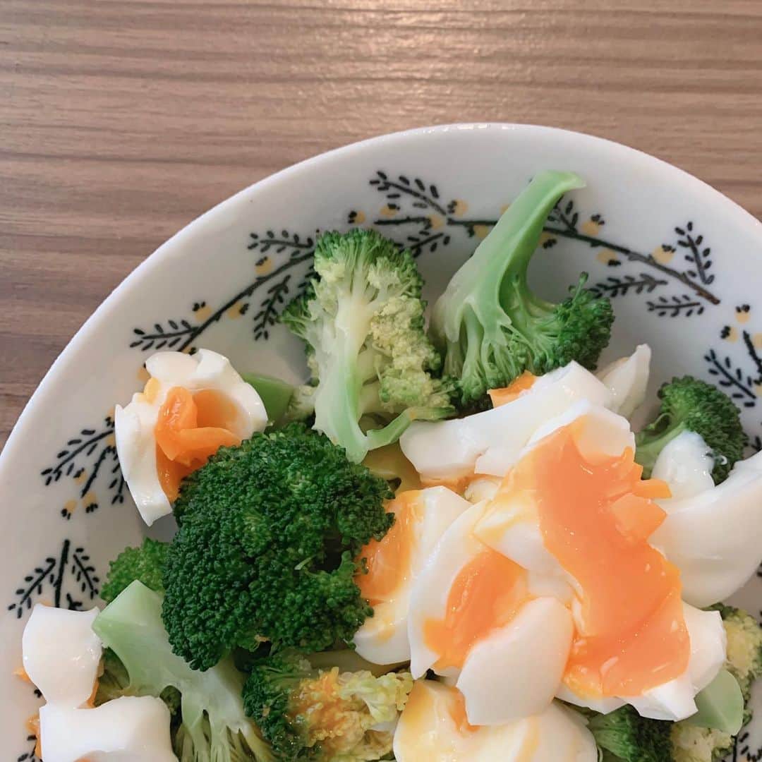 大友花恋さんのインスタグラム写真 - (大友花恋Instagram)「調理時間10分のさくっとご飯 ホットサラダにしたい日の茹で卵は、水からの茹で時間9分でトロトロにするのが好き。 #この後おしゃれオリーブオイルとおしゃれ塩をかけました #私は茹でただけ #調味料サマサマ」2月25日 21時49分 - karen_otomo