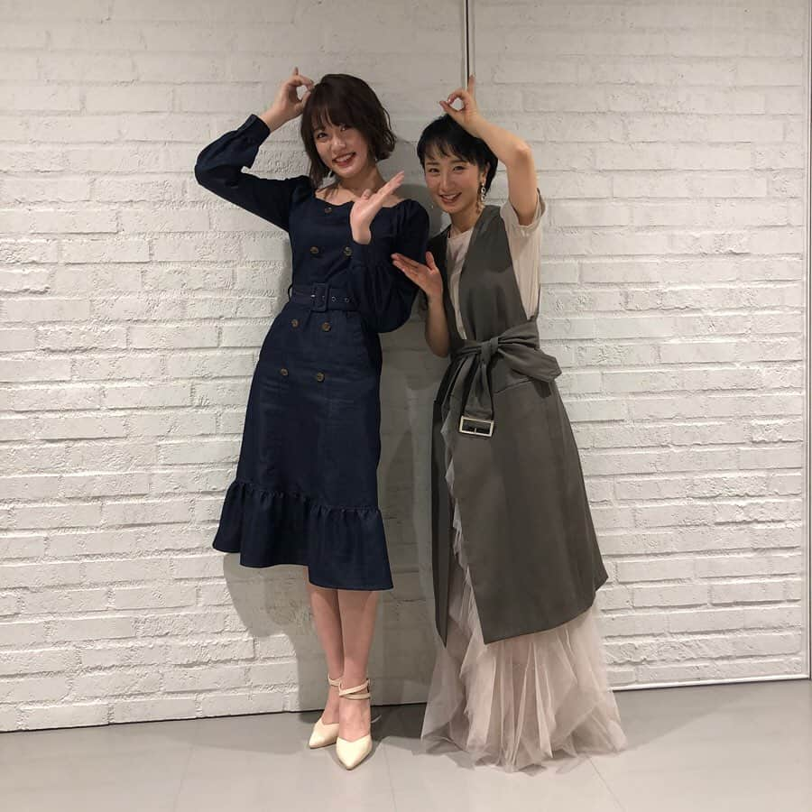 映美くららさんのインスタグラム写真 - (映美くららInstagram)「. 2月27日(木)19時〜 日本テレビ系「THE突破ファイル」に出演します。 今回は番組でドラマデビューしました。嬉しいです👏ハナコの菊田さんとご一緒しています。話題の芸人さん達とご一緒できることも、私の最近の喜びであります！ そして 思わず応援したくなる可愛い方… りんご娘の王林ちゃん🍏 王林ちゃんの素敵な感性の素晴らしさは勿論、圧倒的なスタイルの素晴らしさにも毎回驚くのです‼︎ 見て、腰の位置が私の胸‼︎（私も結構な高さのヒールだが😆） .  ジレ @ujoh.official  ワンピース @bcbgmaxazria  靴 @louboutinworld  イヤリング @grossejapan  事務所の#工藤里紗 さん#K-SUKEさんともご一緒してます。チェックしてください♡」2月25日 21時42分 - emikurara_official