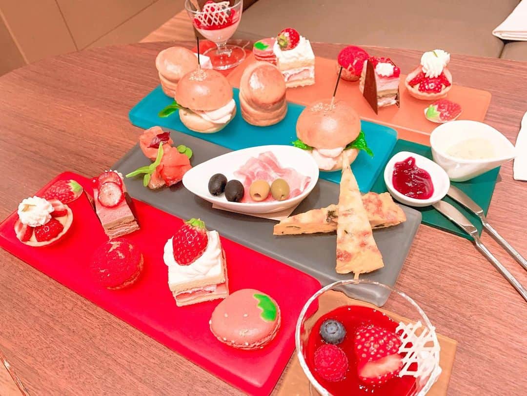 肥田佳菜子のインスタグラム：「内藤とふじくんとアフタヌーンティー☕️💕 かわいかった☺️☺️💕 #afternoontea #アフタヌーンティー #ハイアットリージェンシー東京 #ハイアット #hyattregency #いちご #ストロベリーアフタヌーンティー」