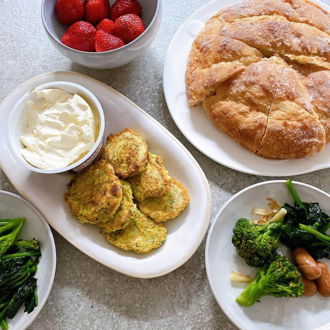 西山美希子さんのインスタグラム写真 - (西山美希子Instagram)「Broccoli patties🥦子どもたちがパクパク食べてくれます😋茹でたブロッコリーを小さく刻んで、玉子とパルメザンチーズと塩胡椒と小麦粉で混ぜてオリーブオイルで焼くだけ！#breakfast #broccolipatties」2月25日 21時58分 - mariaclove