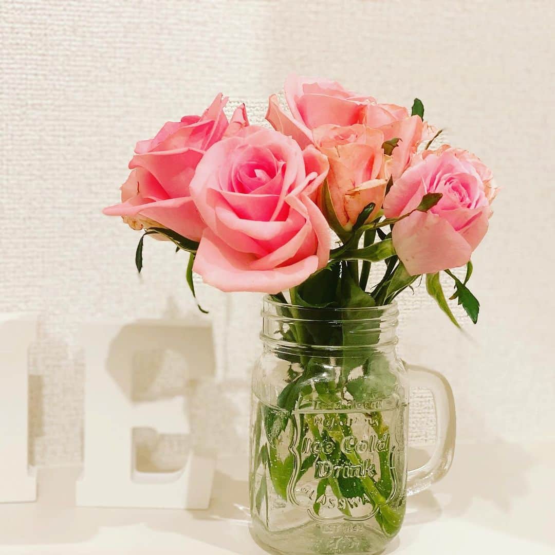 海津ゆうこさんのインスタグラム写真 - (海津ゆうこInstagram)「この間のお仕事でいただいたお花。 バラだけの花束って、滅多にいただくことがないけど、香りの強さが良くわかります。 見ているだけで、リッチな気分になれますね。  #バラ#rose #ピンクローズ #pinkrose #お花#flower #花束#バラの花束 #花のある暮らし #香りのある暮らし #instagood #instalike #instalife #instadaily #instapic」2月25日 21時54分 - yuco310
