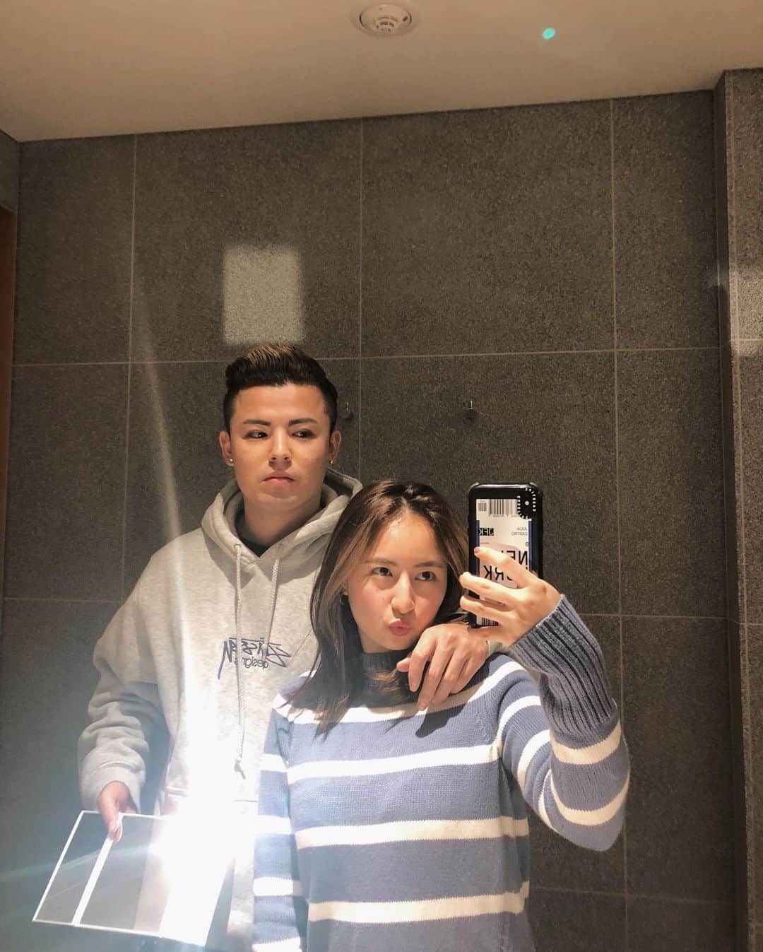 Julia Castroさんのインスタグラム写真 - (Julia CastroInstagram)「最近、最高にハッピーな事ばかりなんだ。 幸せな気持ち☺️ 早く皆んなにもシェアしたい。 . #JULIDY #couple #relatinship #boyfriend #girlfriend #selfie #mirrorselfie  #mirror #hotel #tokyo #japan #simple #fashion #鏡 #セルフィー #カップル #写真 #ファッション #服 #シンプル #ホテル #シンプルコーデ #なぜか鏡で反射させる彼氏 #眩しいですやめてください」2月25日 21時59分 - julia.c.0209
